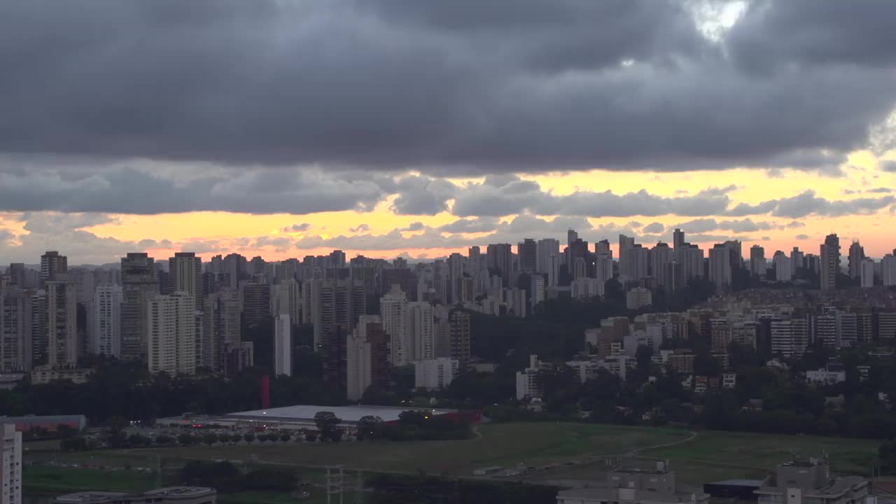 巴西圣保罗日落天际线和云