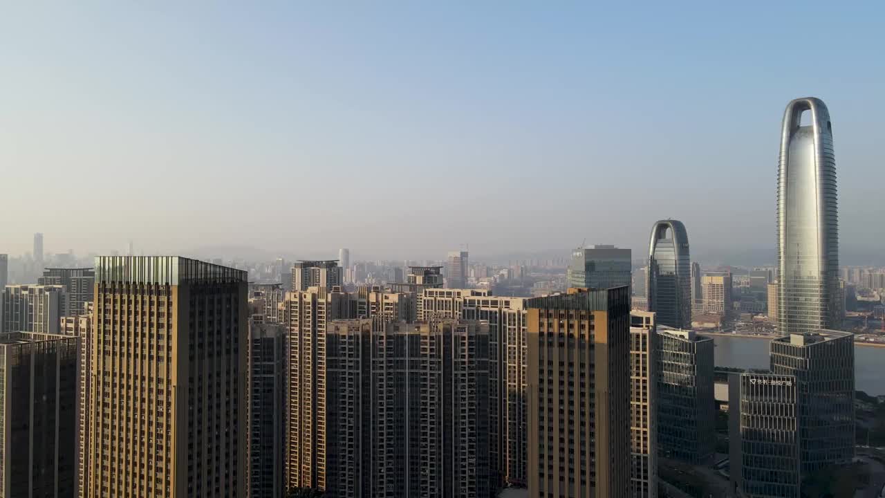 航拍广州珠江沿岸的摩天大楼