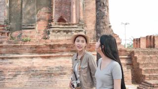 亚洲快乐的年轻女性享受旅游的假期视频素材模板下载