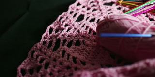 爱好和生活方式:编织，制作人造花和装饰品。粉红色的针织布，线团，一套钩子。多莉锅里