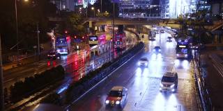 香港雨后夜间交通。快动作