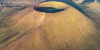 内蒙古草原上矗立着一座完美的锥形火山