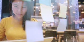 创意机构亚洲女性休闲服装视频会议在线会议与笔记本电脑在共同工作区域办公空间与模糊的办公室背景清新