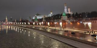 俄罗斯。冬季夜晚的莫斯科河和沿着莫斯科克里姆林宫城墙的道路