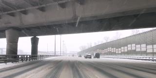 俄罗斯。在冬天下雪的莫斯科环路上，透过挡风玻璃观看汽车
