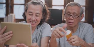 在远程医疗预约中使用数字平板电脑与女医生进行远程医疗交流的亚洲老年家庭