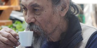 亚洲老人在家喝咖啡