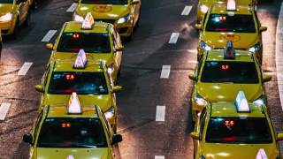 晚上在机场出口处忙碌的黄色出租车排队视频素材模板下载