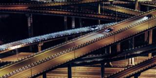 复杂的立交桥和繁忙的交通在夜间鸟瞰图