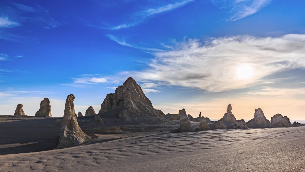 沙漠中有一座奇形怪状的石山，在夕阳的映照下显得奇形怪状