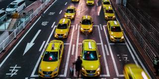 T/L ZI繁忙的黄色出租车在机场出口排队