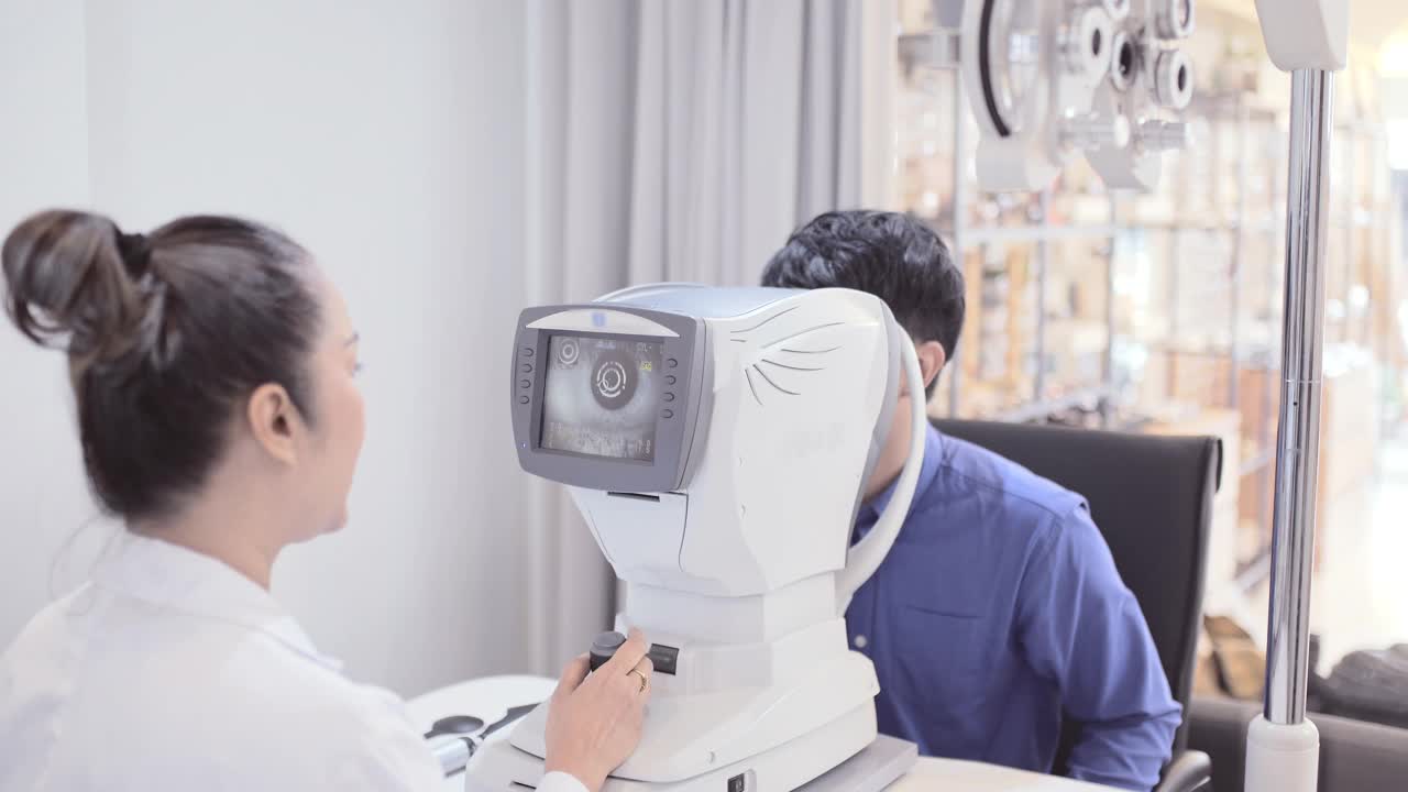 病人正在检查眼科医生