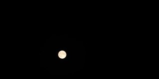 一轮满月在黑暗的天空中升起。4 k间隔拍摄的镜头。