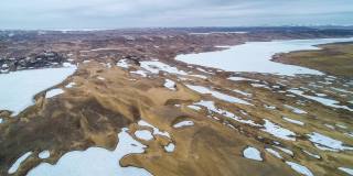 冬天，黄河源头的湖泊和湿地都冻结了
