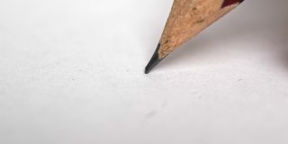 铅笔在白色的背景上画了一个心