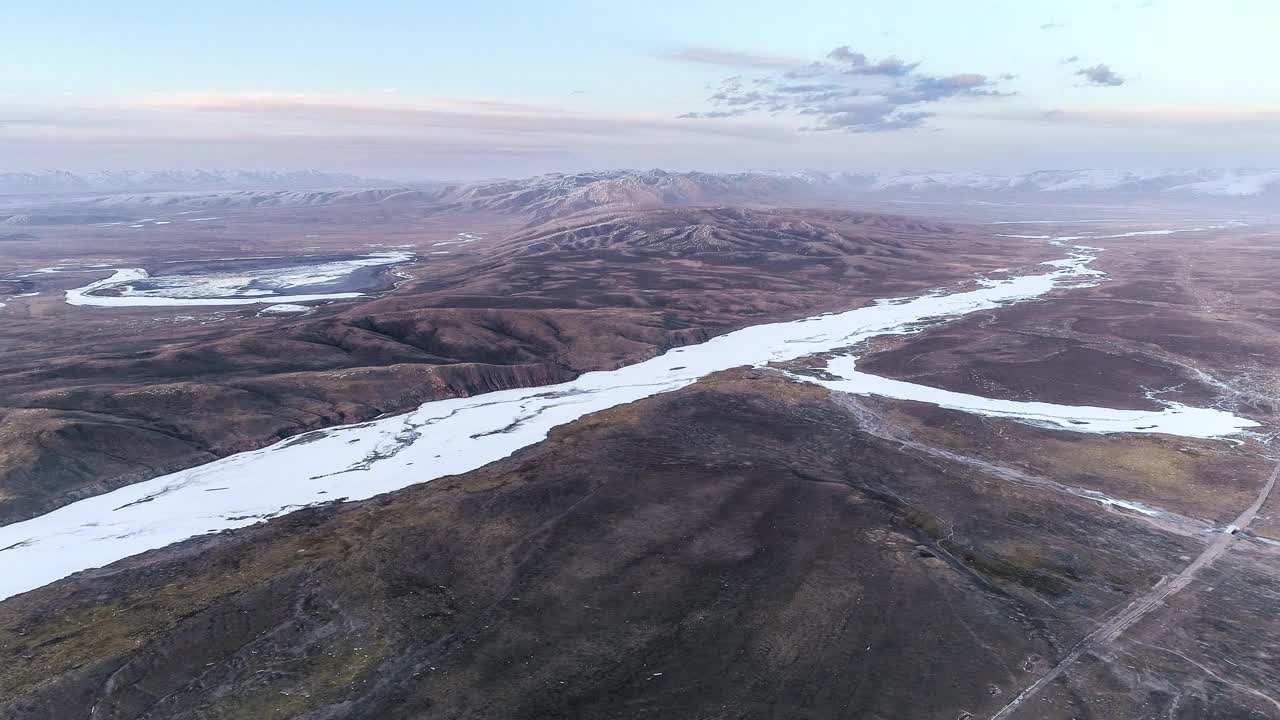 深冬，黄河源头的小溪都冻住了