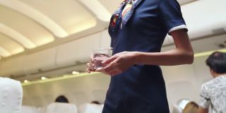 在飞机上，机组人员为乘客提供水