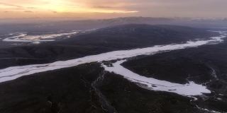 黄河的一条巨大的支流结冰了