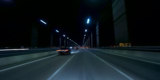 行车记录仪POV高速，汽车在夜间城市道路上行驶。