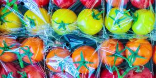 零售展示与新鲜的塑料包装的樱桃番茄