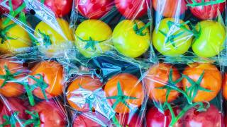 零售展示与新鲜的塑料包装的樱桃番茄视频素材模板下载