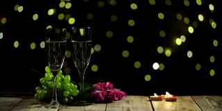 静物桌为浪漫的会面提供粉红色的玫瑰和玻璃与香槟环