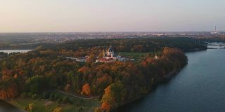 立陶宛巴洛克式建筑最宏伟的典范，帕扎伊斯修道院和参观教堂的4K空中拍摄