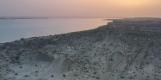 沙漠中的湖泊迎来了最美丽的日落时刻