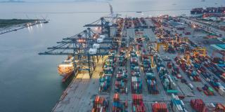 长期从事行业业务、全球经济运输业务、集装箱货运物流、航运码头、港口等业务，工作繁忙于香港、东南亚