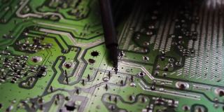 工程师或技术员用烙铁修理电子电路板。