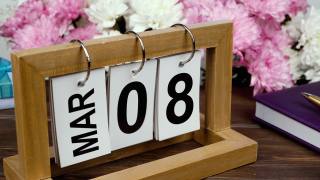 桌面日历上有3月8日的日期和一束美丽的鲜花。三八娇嫩菊花视频素材模板下载