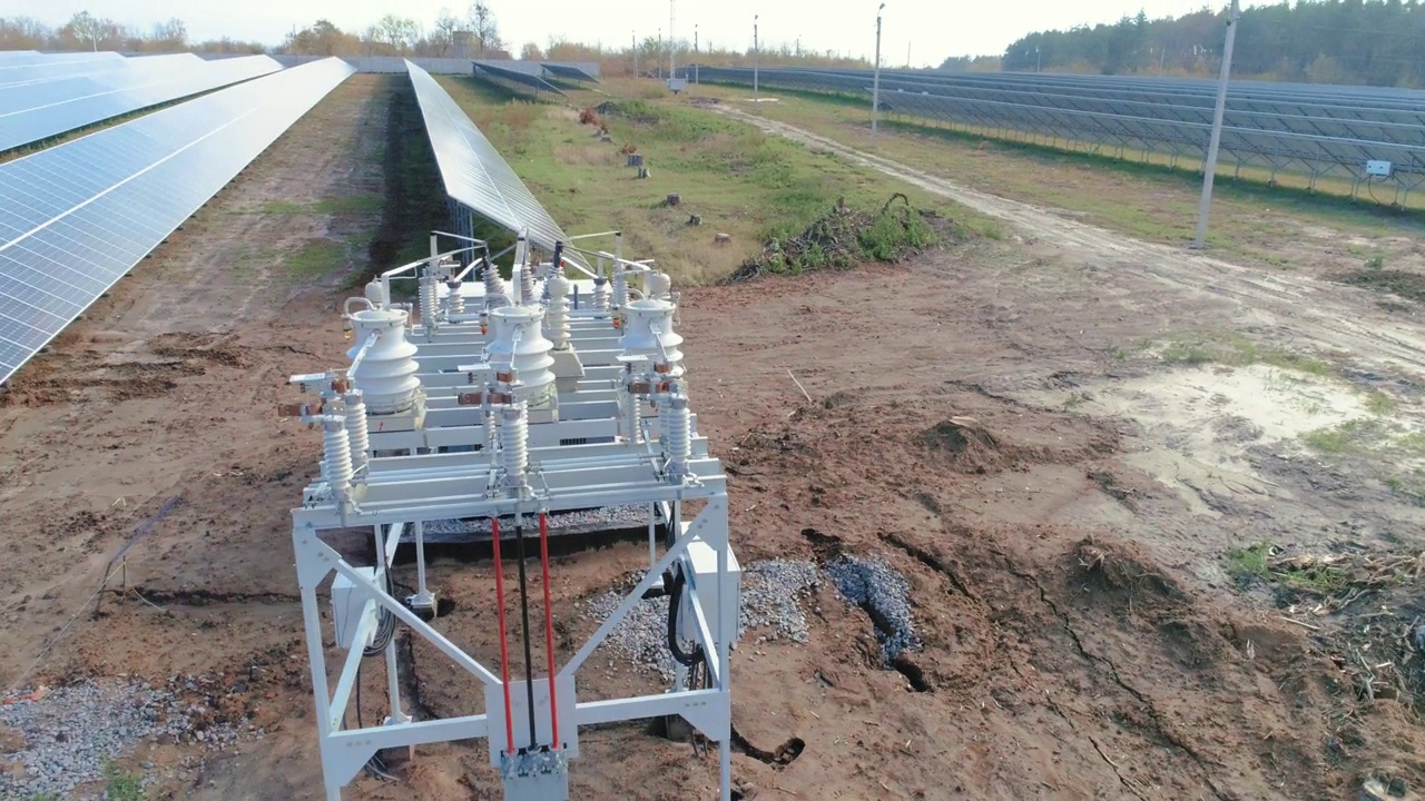 太阳能电站的变压器。从上面看到的太阳能发电站。发电厂的变压器。