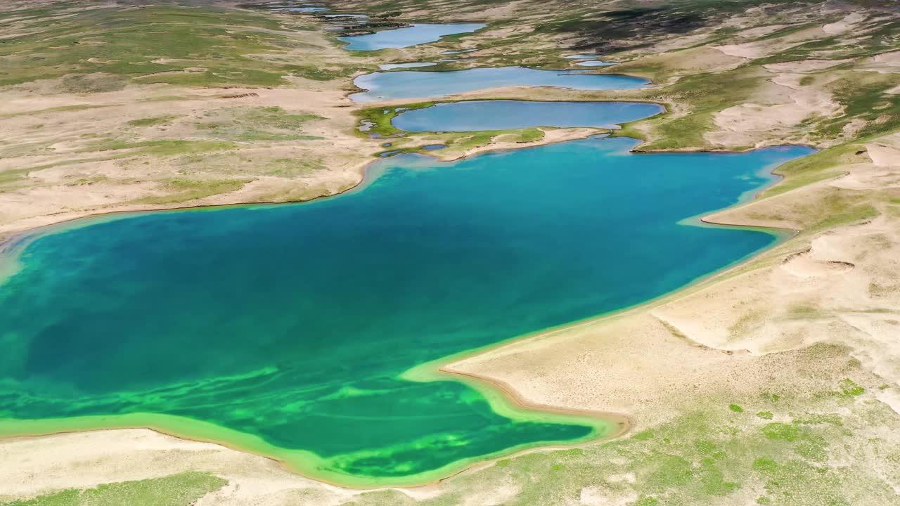 草原湿地遍布着众多的湖泊