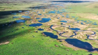 草原湿地遍布着众多的湖泊视频素材模板下载