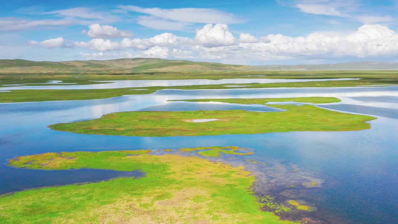 草原湿地遍布着众多的湖泊