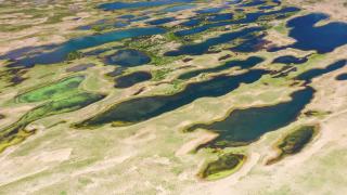 草原湿地遍布着众多的湖泊视频素材模板下载
