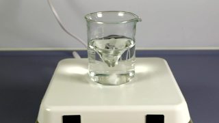 透明液体在烧杯中搅拌视频素材模板下载