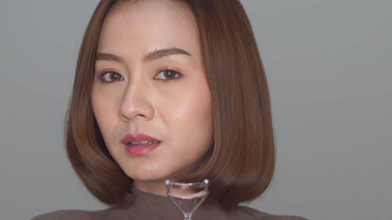 亚洲女性头部拍摄化妆睫毛卷