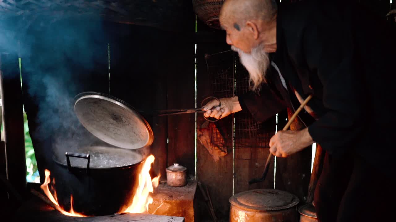 厨房里的中国老人