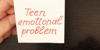 心理学讲师回顾了关于“青少年情绪问题”的讲座的条目，黑色背景