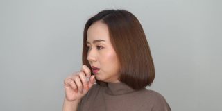 亚洲妇女不戴口罩咳嗽