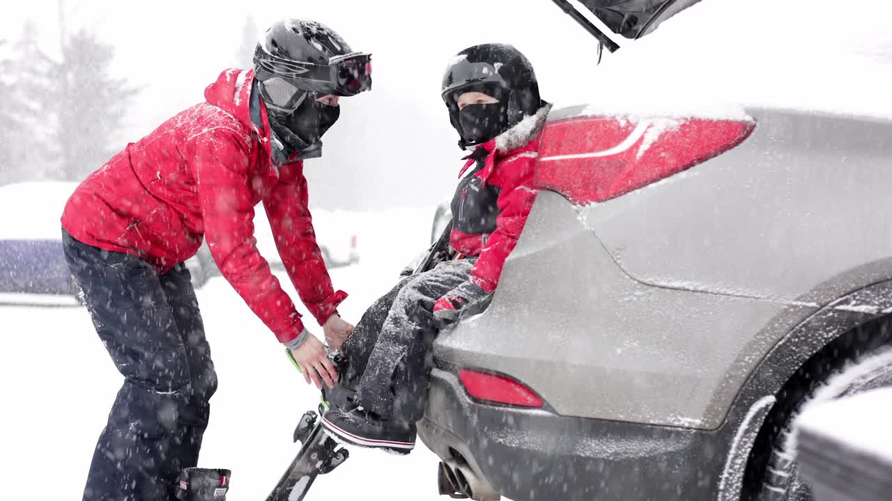 新冠肺炎大流行期间母子准备滑雪