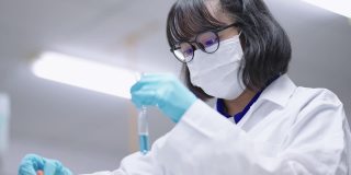 年轻的亚洲女科学家在实验室进行研究