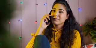 年轻的现代印度女性在冬天穿着愉快的电话交谈-快乐的时刻