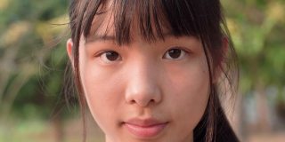 亚洲年轻女子的面部表情，拟人化的笑脸
