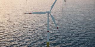 大型海上风力发电场或风力公园在海上对抗低太阳