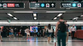 时间流逝的人群行走在香港地铁交通枢纽高峰时段视频素材模板下载