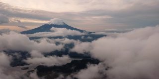 鸟瞰图在日出时间与富士山，富士山，山梨县，日本