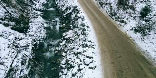 乌克兰Dragobrat: 2021年1月11日:越野车在雪山小径上行驶