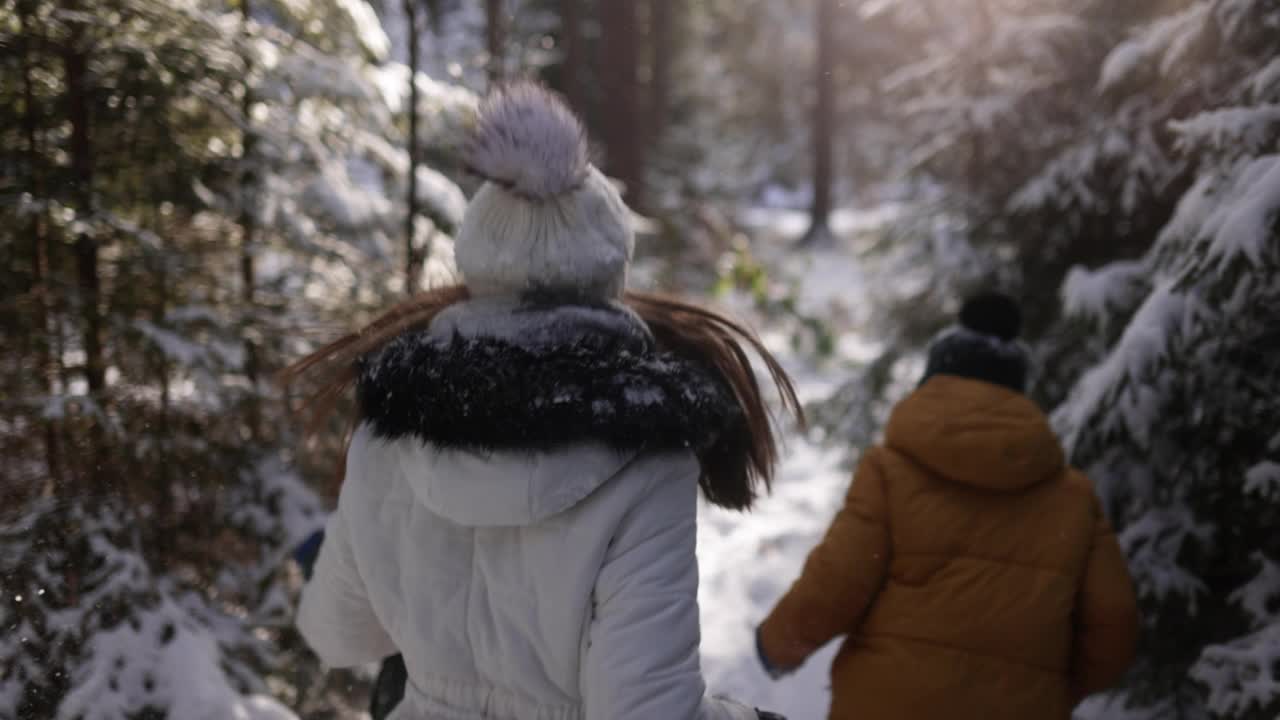 孩子们在冬天探索美丽的森林
